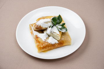 pancakes with mint in powdered sugar