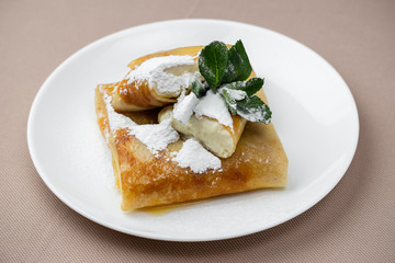 pancakes with mint in powdered sugar