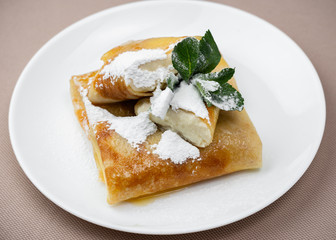 pancakes with mint in powdered sugar
