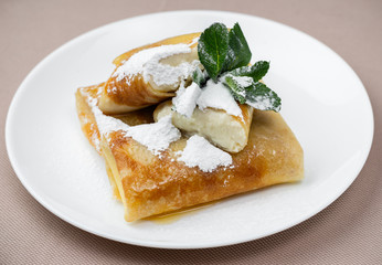 pancakes with mint in powdered sugar