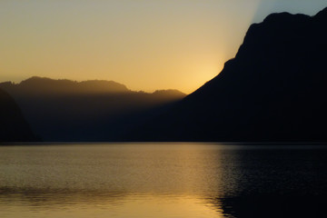 Tramonto sul lago di Garda (Italia) in controluce