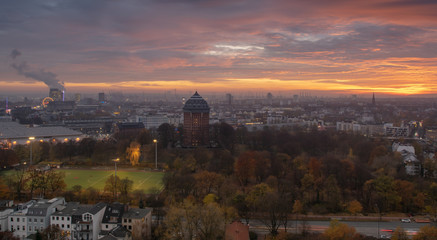 Obraz premium Sonnenuntergang in Hamburg. Blick vom Geomatikum über den Schanzenpark in Richtung Hafen.