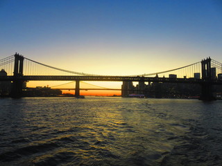 Fototapeta na wymiar sunset at manhatten bridge with brooklyn bridge in background