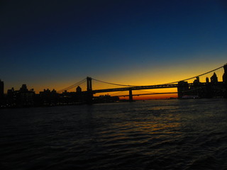 Obraz premium sunset at manhatten bridge with brooklyn bridge in background