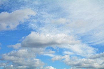 Naklejka na ściany i meble chmury na niebie
