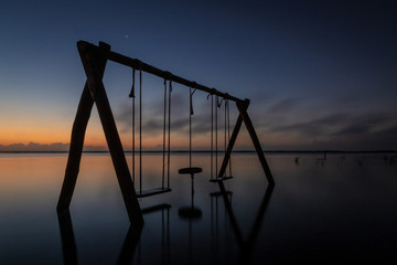 Fototapeta premium Lagoon Swing at sunrise