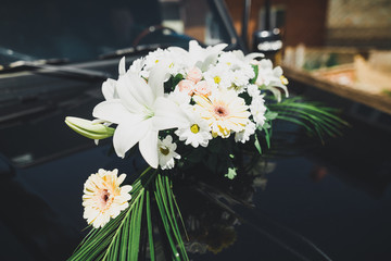 Obraz na płótnie Canvas Wedding car decorated with beautiful, luxury flowers