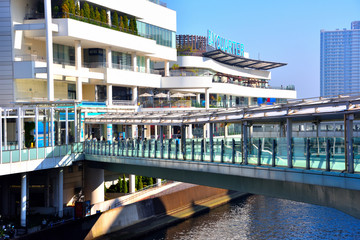 Fototapeta na wymiar 横浜駅とベイクオーターを結ぶ歩道橋