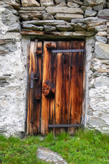 rustikale Holztür auf einer Almhütte