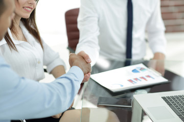 Obraz premium handshake of business partners on the background of the desktop