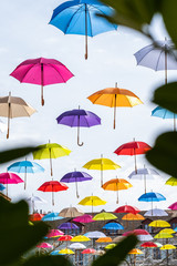 Fototapeta na wymiar Pluie de parapluies sur Carouge