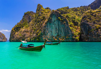 Fototapeta na wymiar Take a boat to see the beauty of Phi Phi Leh at Pileh Bay and Loh Samah Bay.