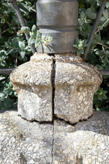 Naklejka premium Piedra decorativa que actúa como soporte, agrietada por el peso.