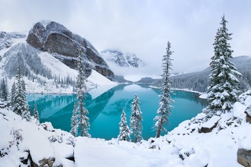 Première neige matin au lac Moraine dans le parc national Banff Alberta Canada Lac de montagne d& 39 hiver couvert de neige dans une atmosphère hivernale. Belle photo de fond