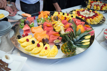 Buffet di dolci, frutta e confetti per un matrimonio