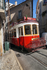 Plakat alte rote Straßenbahn in Lissabon fährt durch enge Gasse, Portugal 