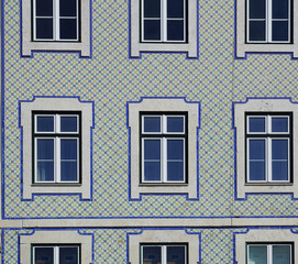 Traditionelle Häuserfassade aus Kacheln in Lissabon, Portugal 
