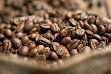 Ziarna kawy w jutowym worku na starych deskach © piotrszczepanek