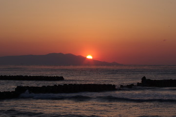 Fototapeta premium 島より日が昇る