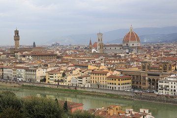 Fototapeta na wymiar Florenz Italien: Blick vom Aussichtsplatz Piazzale Michelangelo auf das historische Stadtzentrum mit Dom, Campanile und Palazzo Vecchio