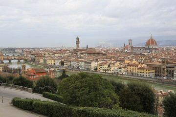 Fototapeta na wymiar Florenz Italien: Blick vom Aussichtsplatz Piazzale Michelangelo auf das historische Stadtzentrum mit Ponte vecchio, Palazzo Vecchio, Dom und Campanile