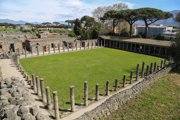 Fototapeta na wymiar Antike römische Ruinenstadt und archäologische Ausgrabungsstätte Pompeji Italien