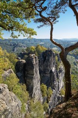 Blick von der Bastei auf eine Felsformation im Elbsandsteingebirge in der Sächsischen Schweiz