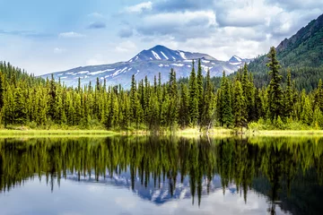 Papier peint adhésif Denali Mirror Lake in Denali National Park with scenic mountain