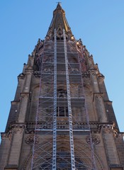 Kirchenturm - hohes Gerüst für Renovierungsarbeiten
