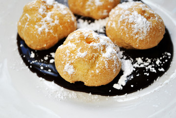 Powdered Cream Puffs With Chocolate Sauce