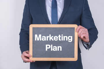 Geschäftsmann mit Schild Marketing Plan