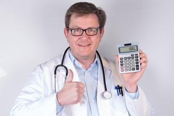 Arzt mit Taschenrechner mit IGEL Leistung
