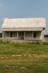 Fototapeta na wymiar Old abandoned farm house in rural Alabama