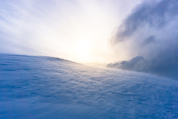eisige Landschaft und Schneesturm bei Sonnenuntergang in Tromsö, Norwegen