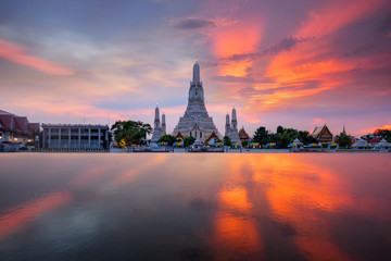 Fototapeta na wymiar Arun temple in Bangkok Thailand.