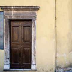 Fototapeta na wymiar wooden door of medieval house in Brescia city