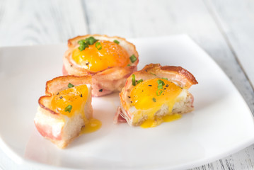 Bacon and egg muffin: cross section