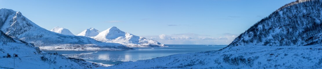 Fototapeta na wymiar Panorama vom Grøtfjord in Norwegen im Winter