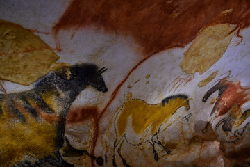 Chevaux peints sur les parois de la grotte de Lascaux