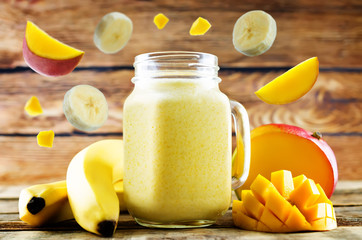 Mango banana smoothie