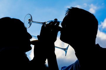 Silueta novios bebiendo champan