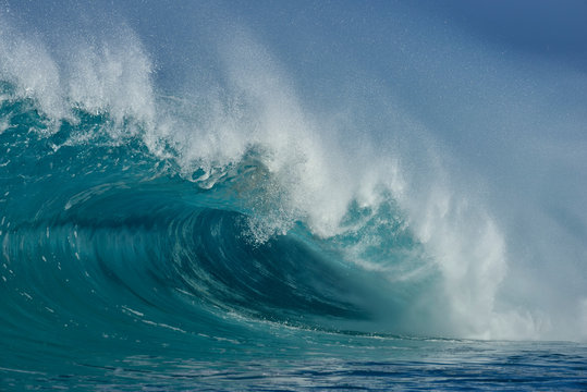 USA, Hawaii, Oahum, Pacific Ocean, big dramatic wave