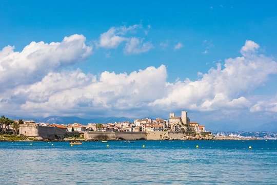 France, Provence-Alpes-Cote d'Azur, Antibes, Old town with Chateau Grimaldi, city wall