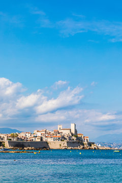 France, Provence-Alpes-Cote d'Azur, Antibes, Old town with Chateau Grimaldi, city wall