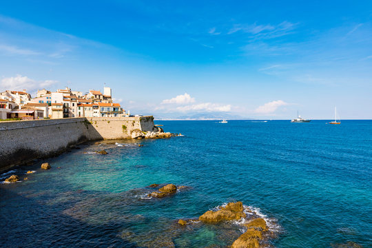France, Provence-Alpes-Cote d'Azur, Antibes, Old town with Chateau Grimaldi, city wall