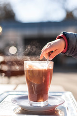 Kid drinks cocoa. Kind trinkt Kakao.
