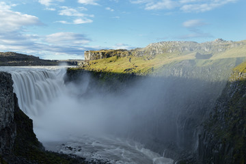 Fototapeta na wymiar am Wasserfall Dettifoss, Island