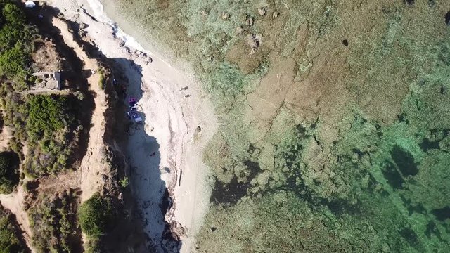 Vue verticale d'une plage en Corse