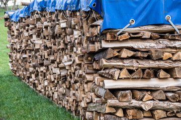 Brennholz gestapelt und mit Plane abgedeckt © focus finder