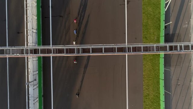 toma a&eacute;rea de Grupo de ciclistas practicando en una enorme recta